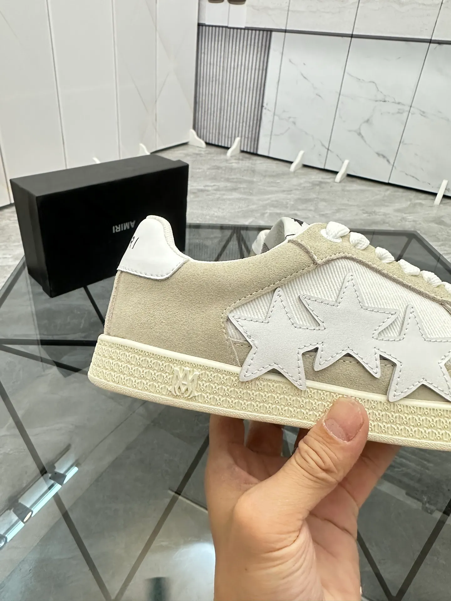 Men's shoes: 💰P420¥ Product trademark: AMIRI* "Amir*" low-top casual shoes Regular size: 38-45 (can be customized to 46) Product material: imported nubuck leather upper, breathable lining, original outsole. Number: 001